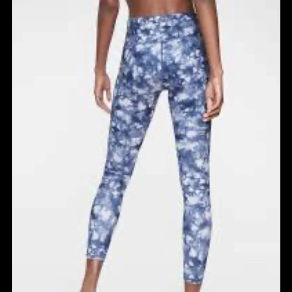Super Cute women’s ATHLETA TIE DYE SALUTATION 7/8 TIGHT IN POWERVITA size MEDIUM - Picture 3 of 10